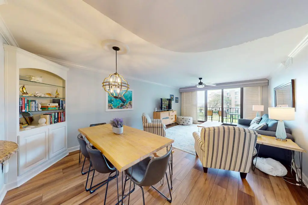 Oceanview condo with pool, hot tub & full kitchen - close to beach