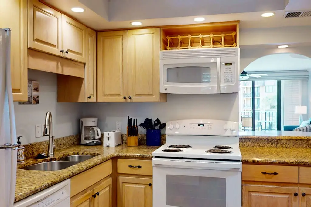 Oceanview condo with pool, hot tub & full kitchen - close to beach