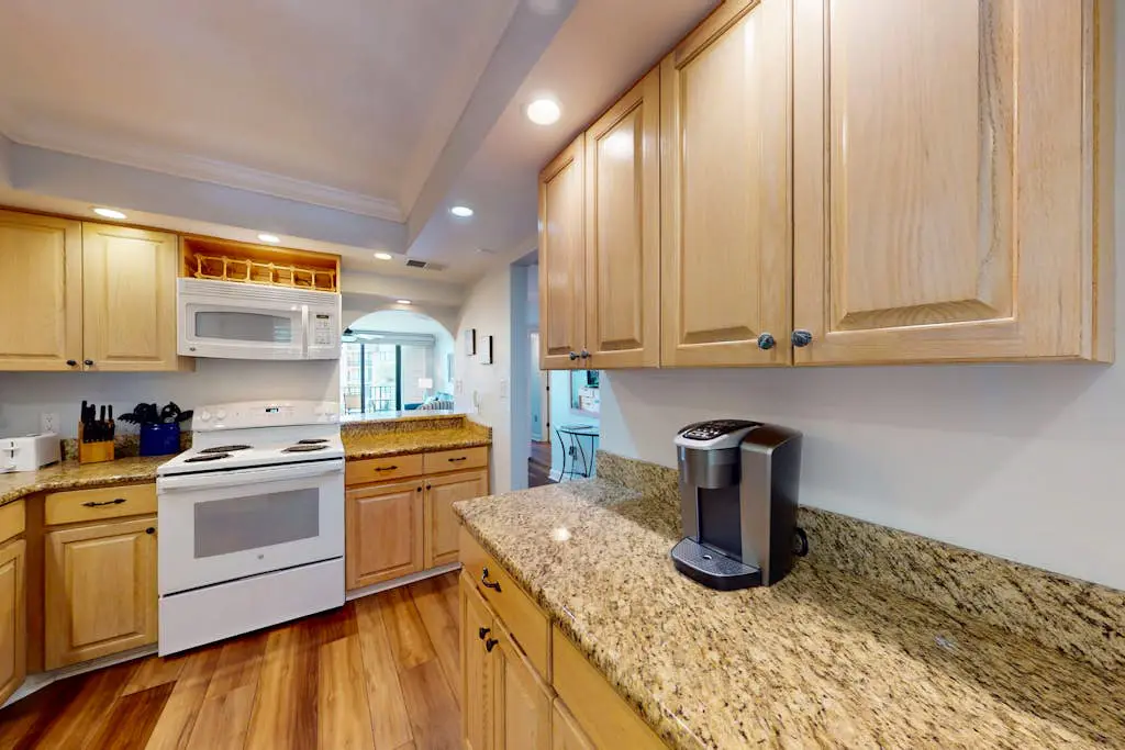 Oceanview condo with pool, hot tub & full kitchen - close to beach