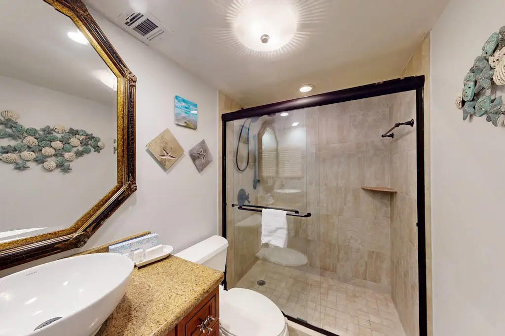 Oceanview condo with pool, hot tub & full kitchen - close to beach