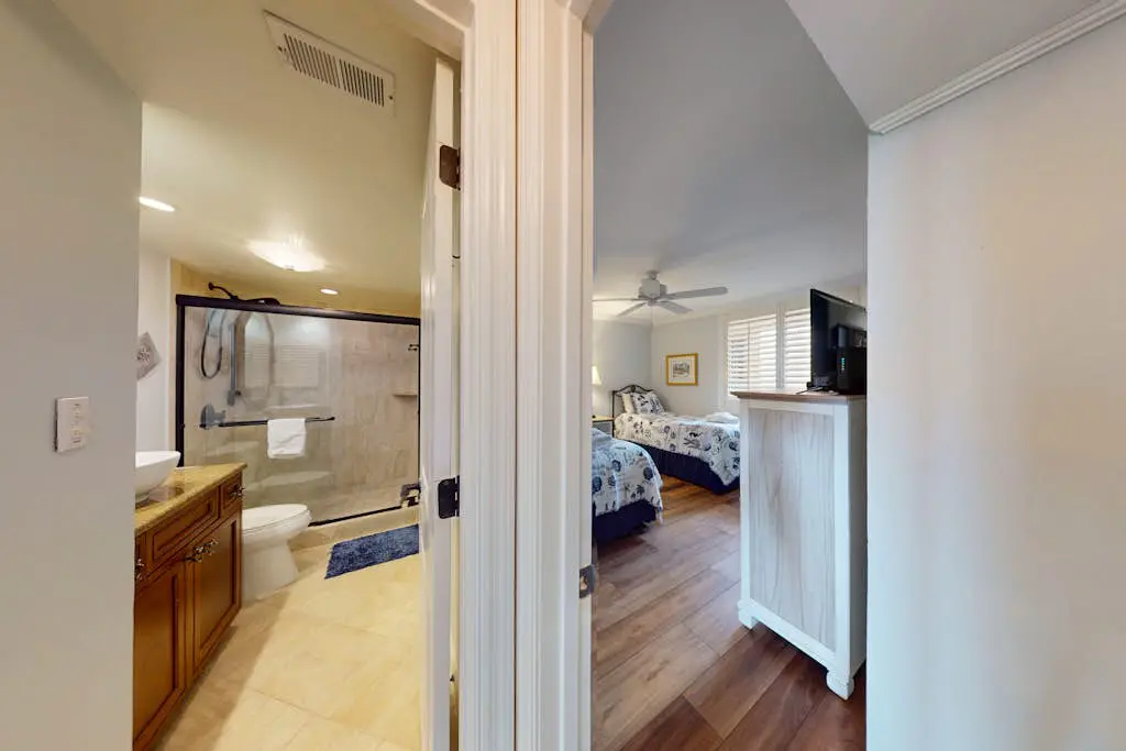 Oceanview condo with pool, hot tub & full kitchen - close to beach