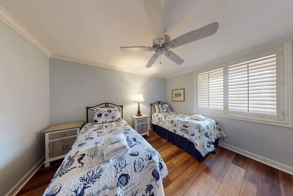 Oceanview condo with pool, hot tub & full kitchen - close to beach