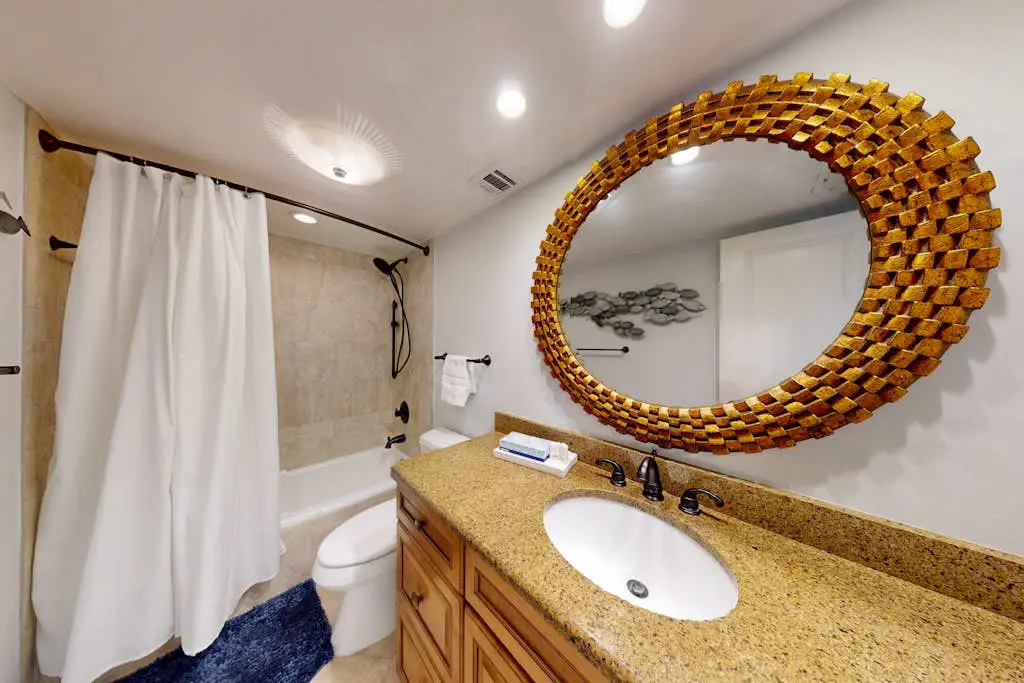 Oceanview condo with pool, hot tub & full kitchen - close to beach