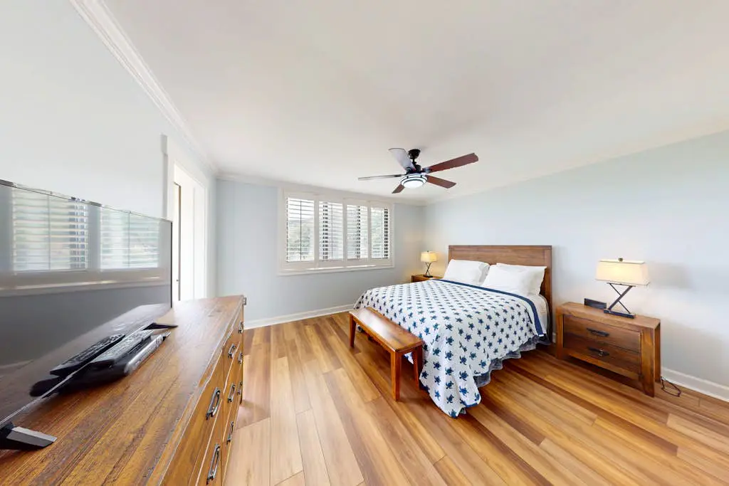 Oceanview condo with pool, hot tub & full kitchen - close to beach