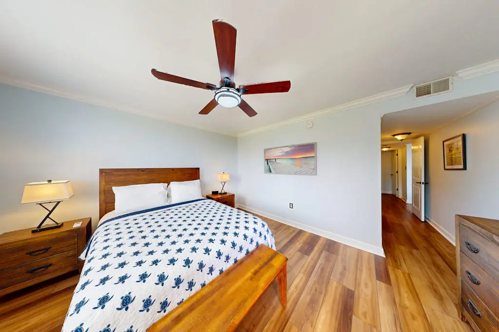 Oceanview condo with pool, hot tub & full kitchen - close to beach