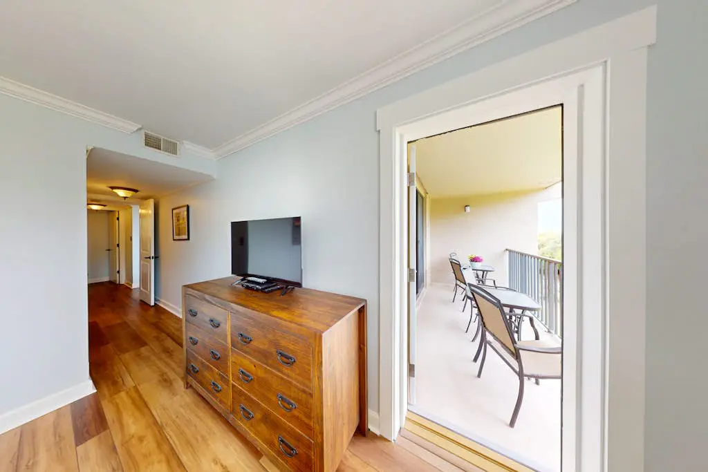 Oceanview condo with pool, hot tub & full kitchen - close to beach