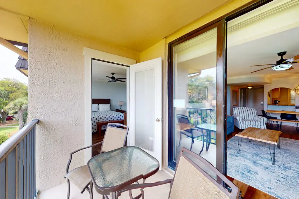 Oceanview condo with pool, hot tub & full kitchen - close to beach