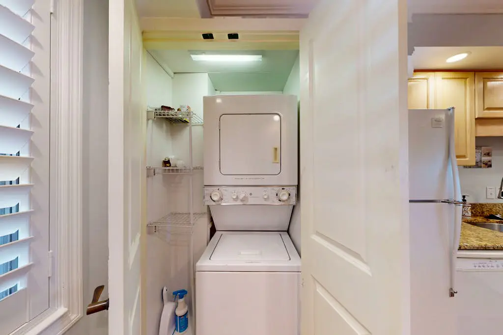 Oceanview condo with pool, hot tub & full kitchen - close to beach