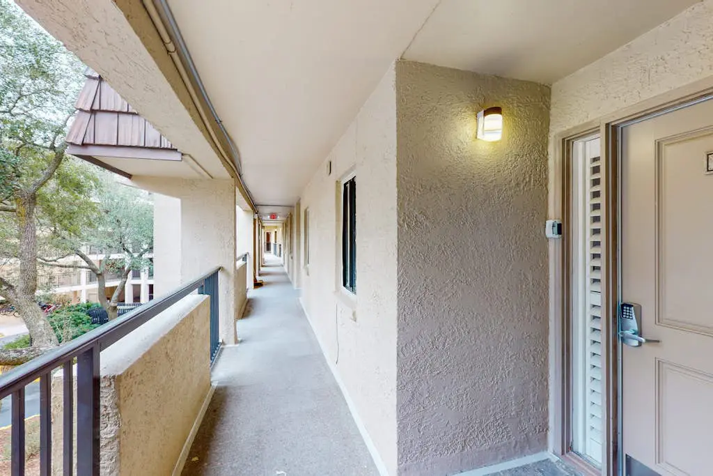 Oceanview condo with pool, hot tub & full kitchen - close to beach