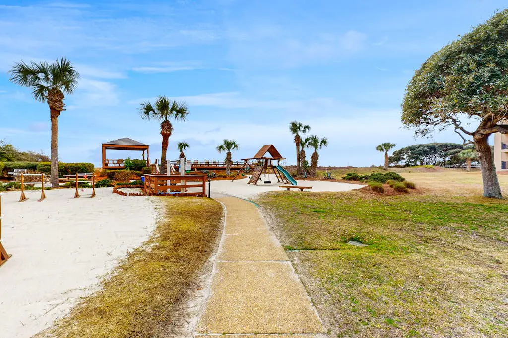 Oceanview condo with pool, hot tub & full kitchen - close to beach