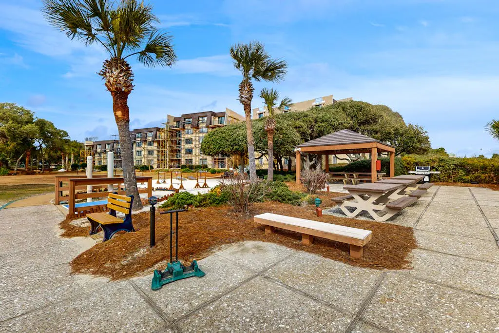 Oceanview condo with pool, hot tub & full kitchen - close to beach