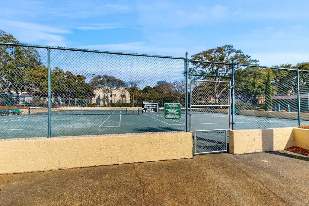 Oceanview condo with pool, hot tub & full kitchen - close to beach