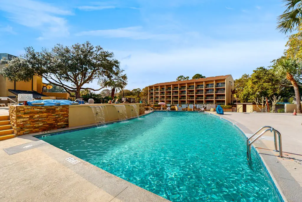 Oceanview condo with pool, hot tub & full kitchen - close to beach