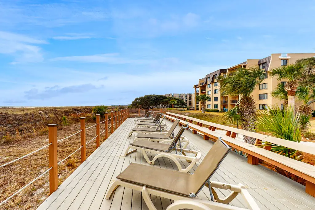 Oceanview condo with pool, hot tub & full kitchen - close to beach