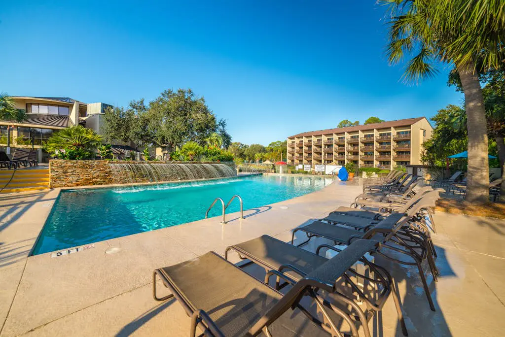 Oceanview condo with pool, hot tub & full kitchen - close to beach