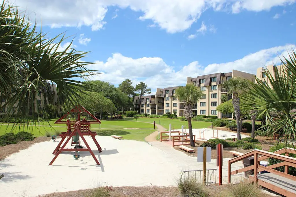 Oceanview condo with pool, hot tub & full kitchen - close to beach