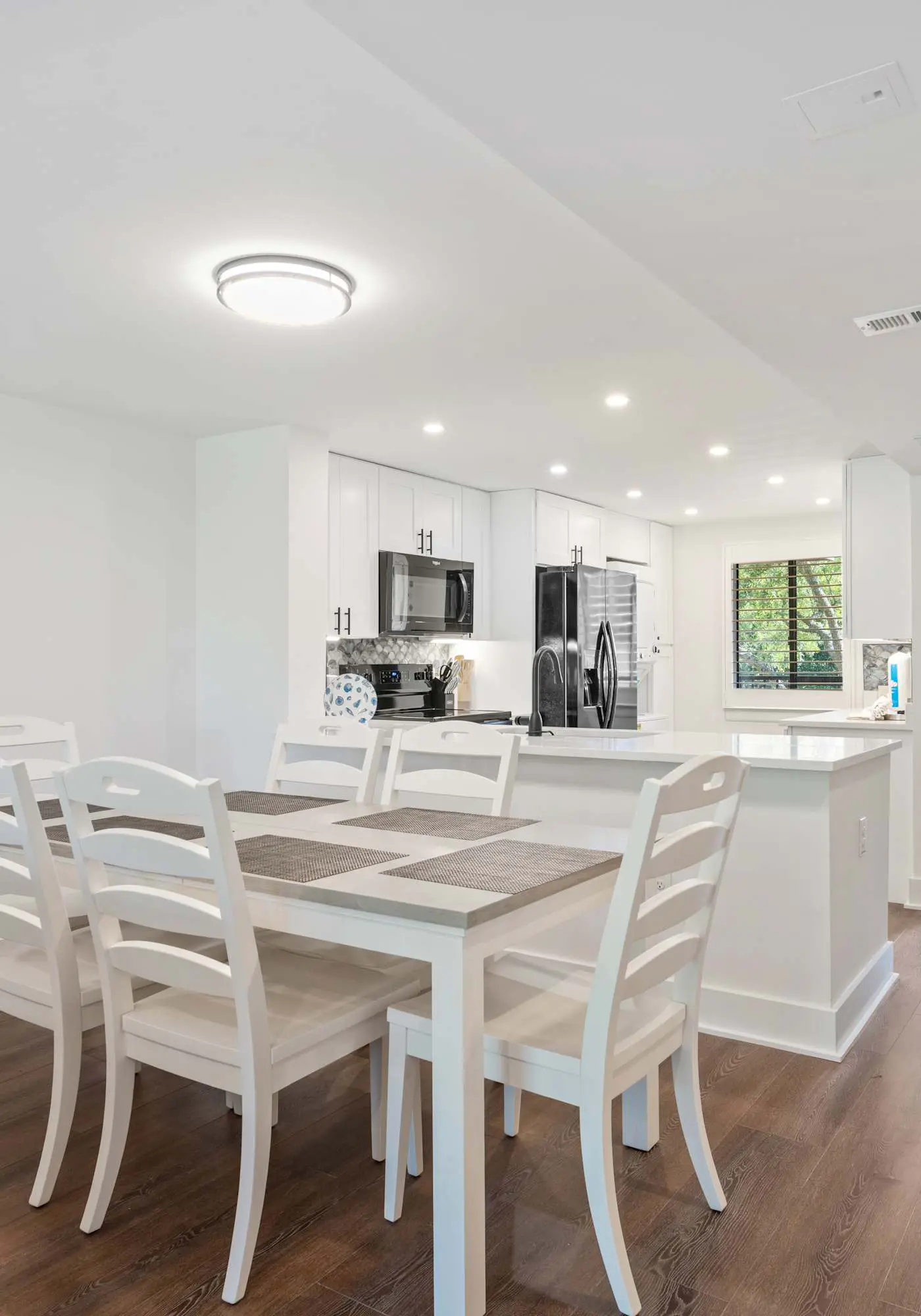 Spacious Condo with Beach Access, Shared Pool, Hot Tub, Ocean Views, and More