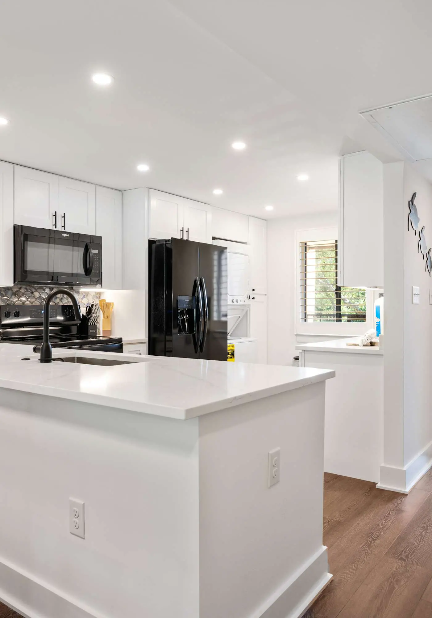 Spacious Condo with Beach Access, Shared Pool, Hot Tub, Ocean Views, and More