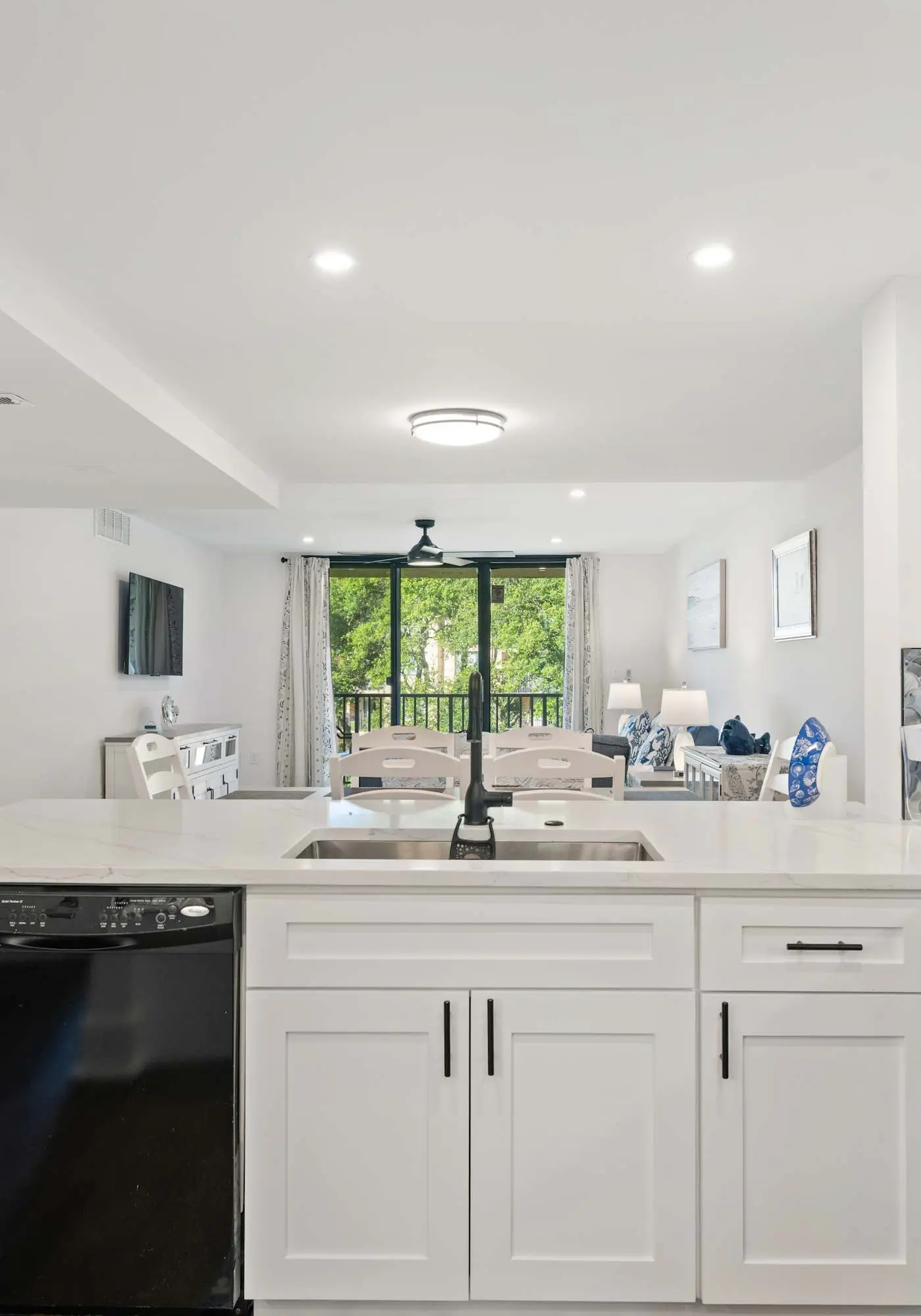 Spacious Condo with Beach Access, Shared Pool, Hot Tub, Ocean Views, and More