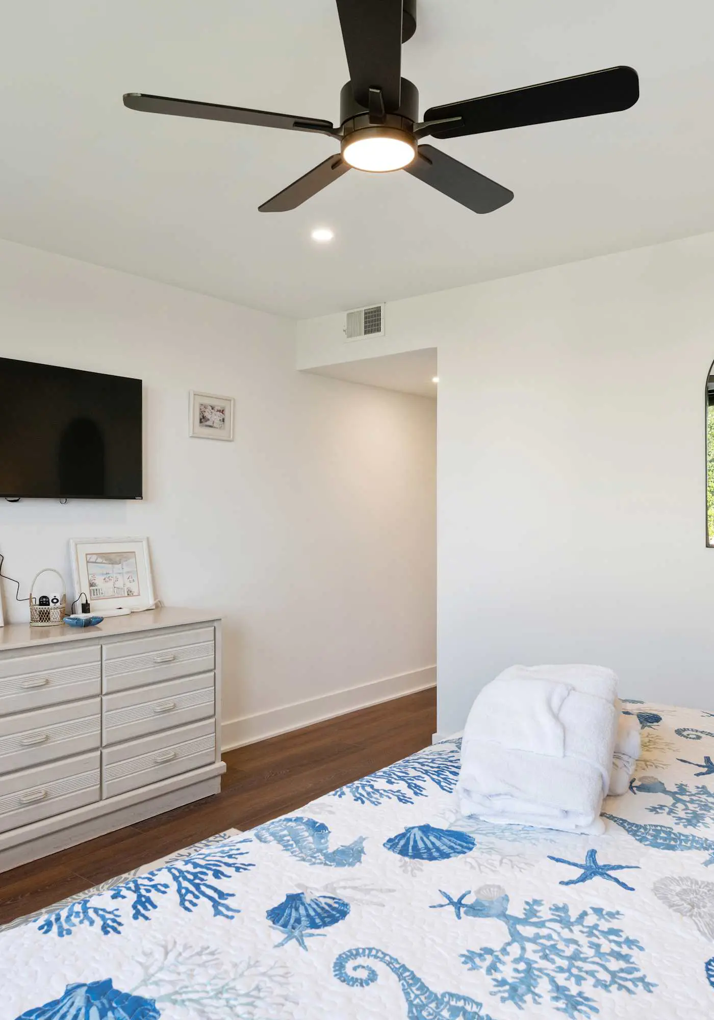 Spacious Condo with Beach Access, Shared Pool, Hot Tub, Ocean Views, and More