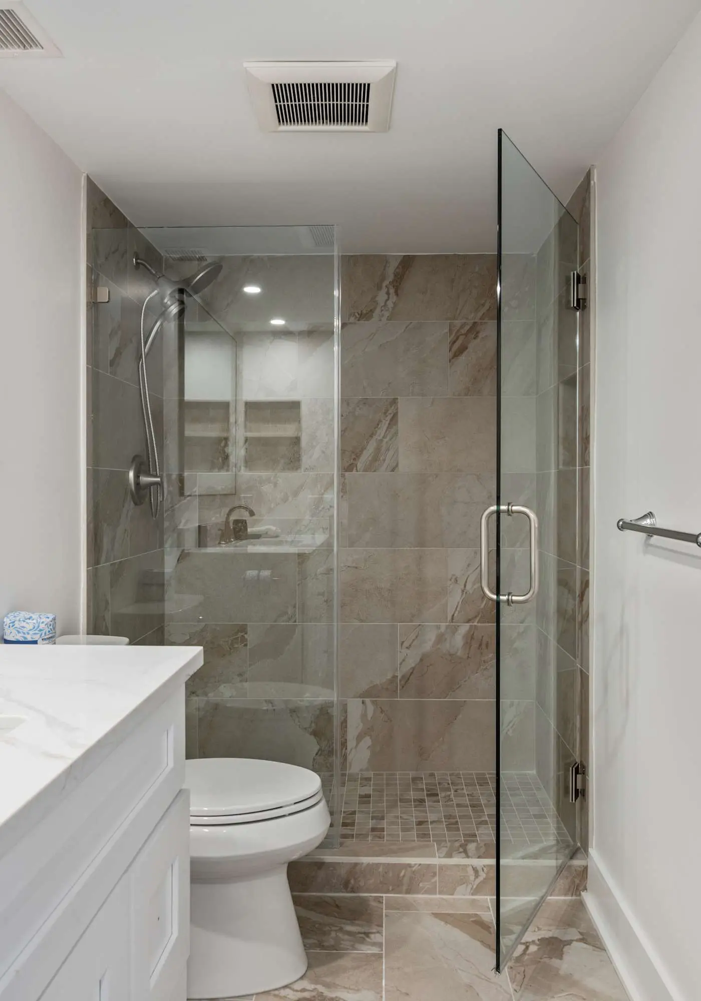 Spacious Condo with Beach Access, Shared Pool, Hot Tub, Ocean Views, and More