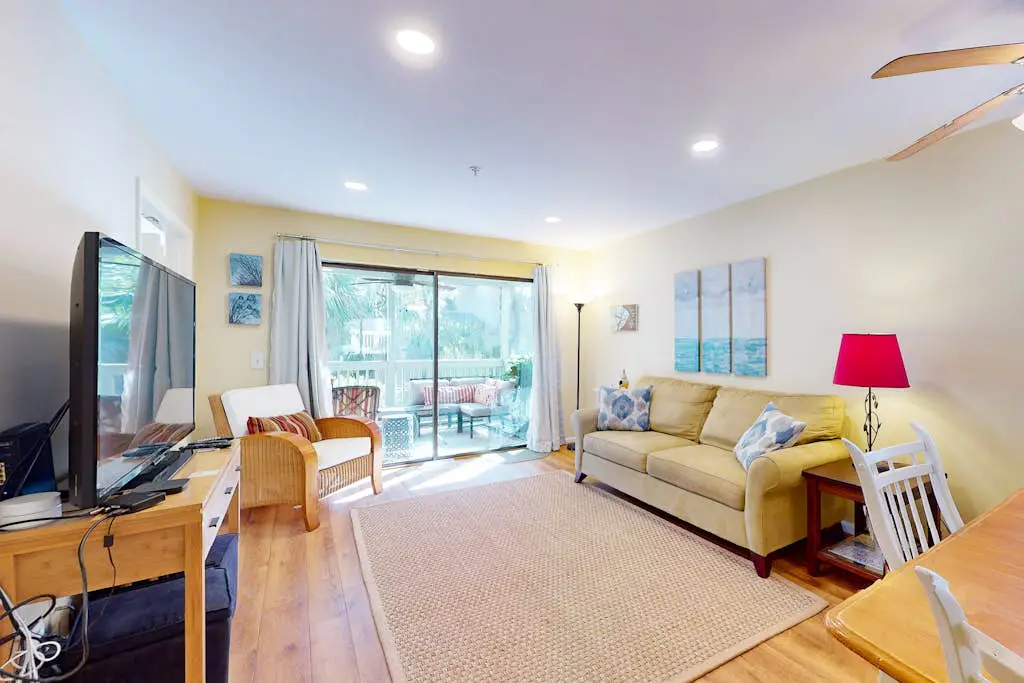 Inviting Condo with pool, tennis court and close to Coligny Plaza and Beach