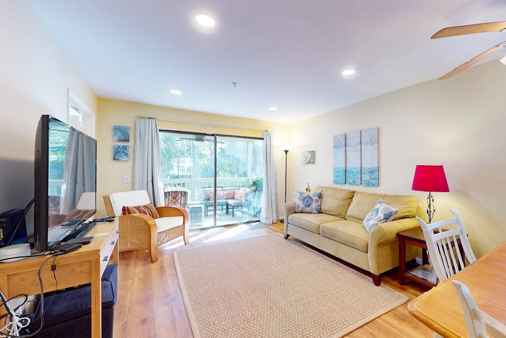 Inviting Condo with pool, tennis court and close to Coligny Plaza and Beach