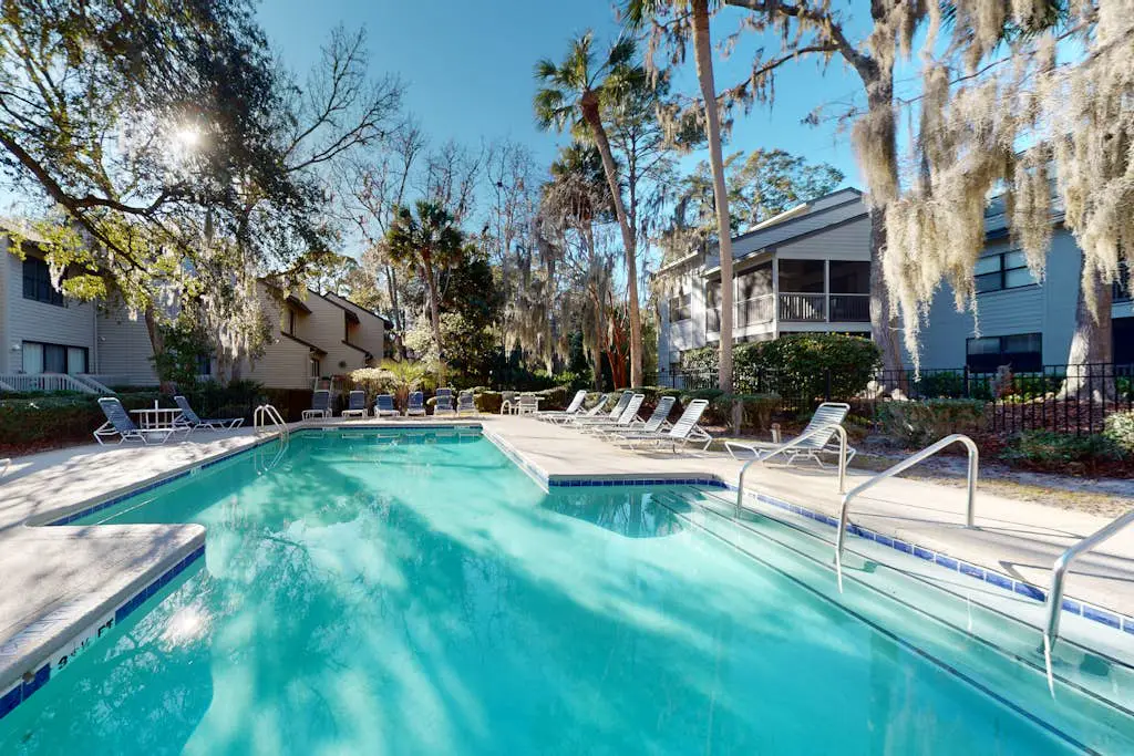 Inviting Condo with pool, tennis court and close to Coligny Plaza and Beach