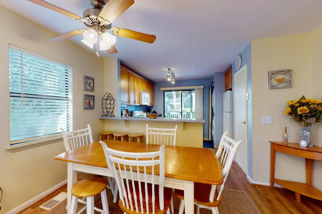 Inviting Condo with pool, tennis court and close to Coligny Plaza and Beach