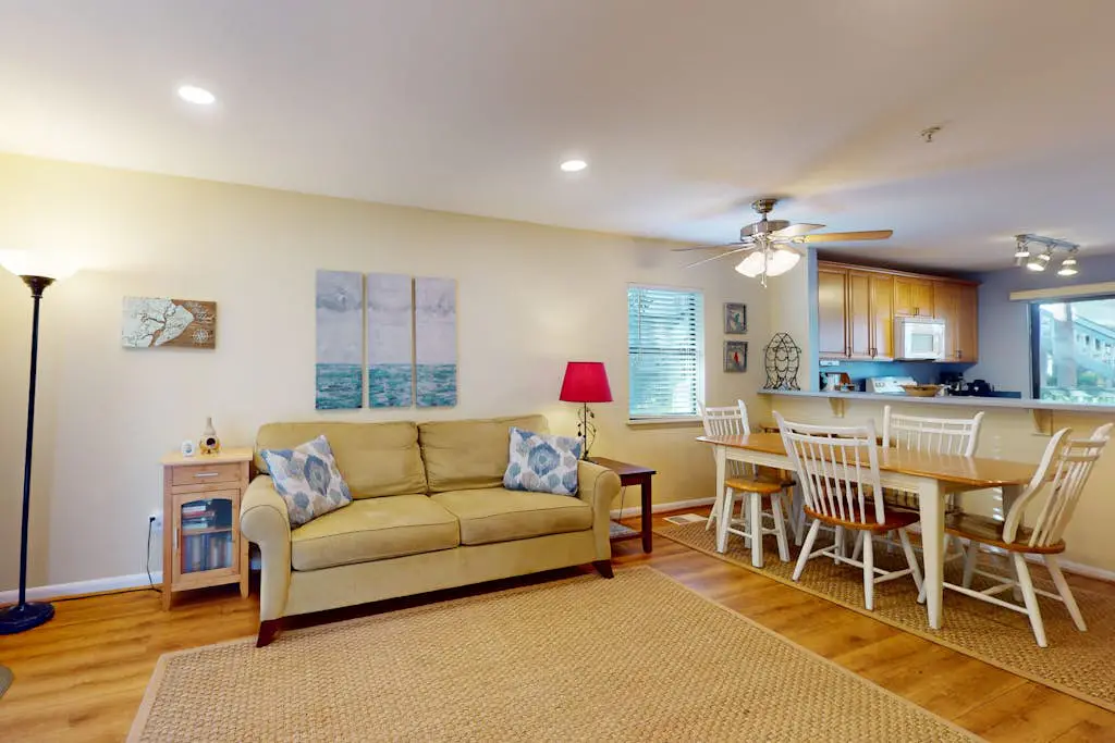Inviting Condo with pool, tennis court and close to Coligny Plaza and Beach