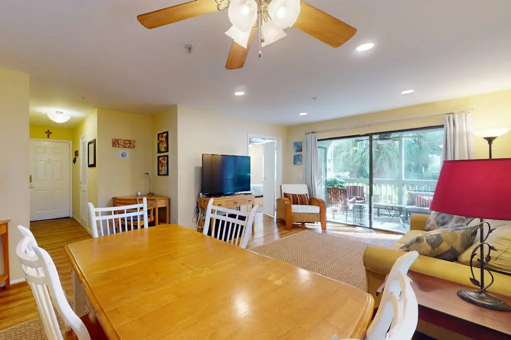 Inviting Condo with pool, tennis court and close to Coligny Plaza and Beach