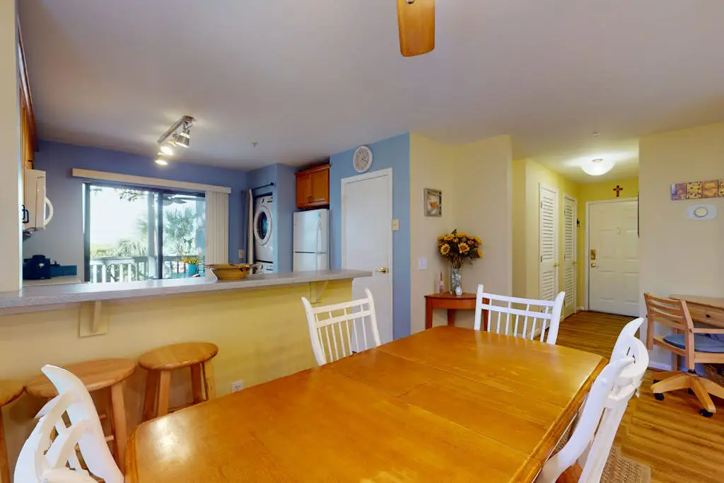 Inviting Condo with pool, tennis court and close to Coligny Plaza and Beach