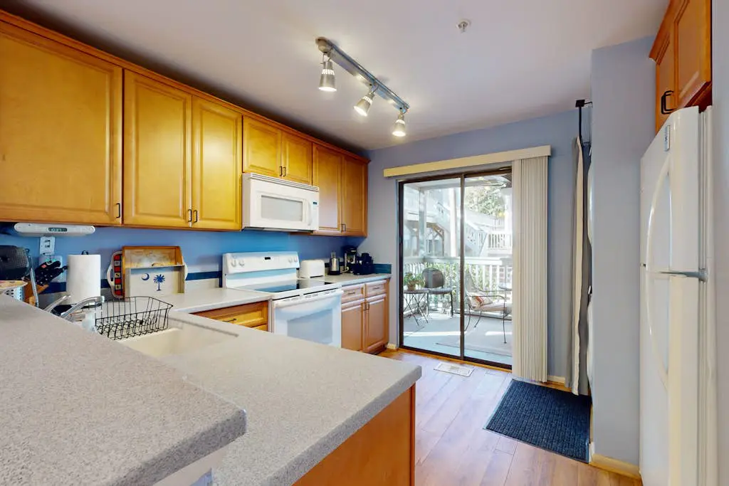 Inviting Condo with pool, tennis court and close to Coligny Plaza and Beach