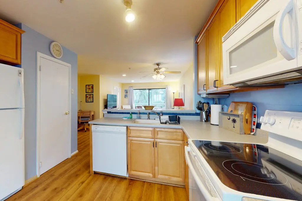 Inviting Condo with pool, tennis court and close to Coligny Plaza and Beach