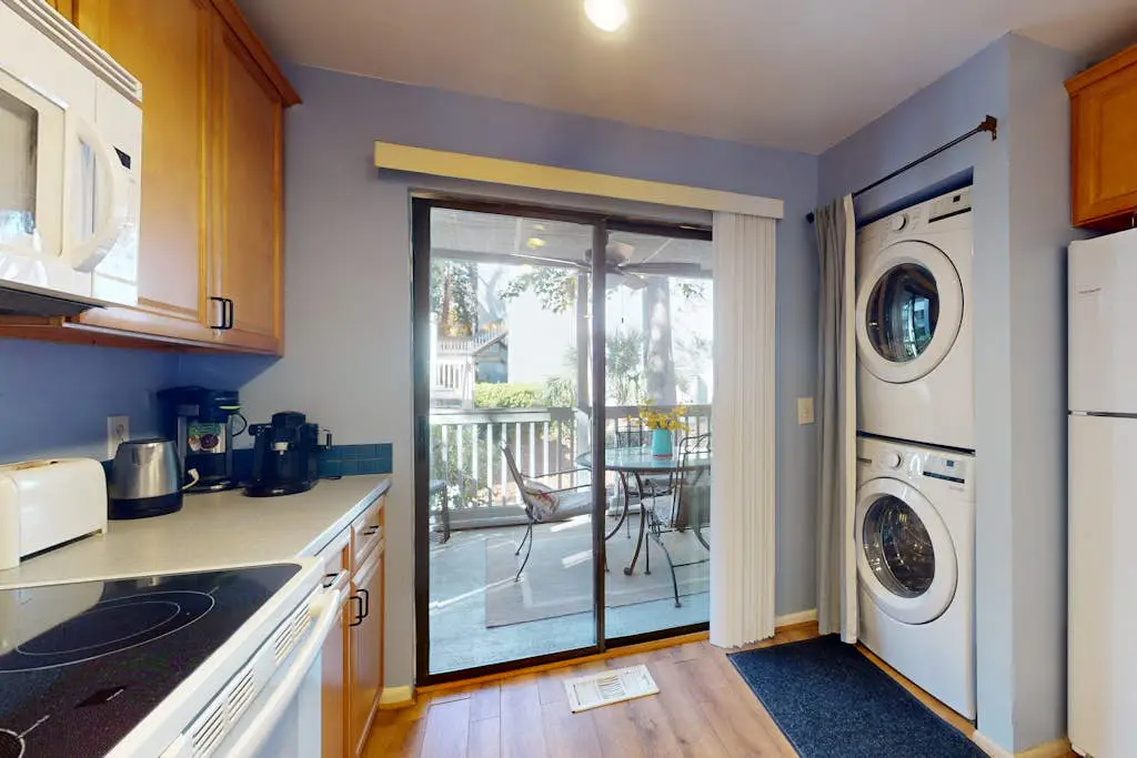 Inviting Condo with pool, tennis court and close to Coligny Plaza and Beach