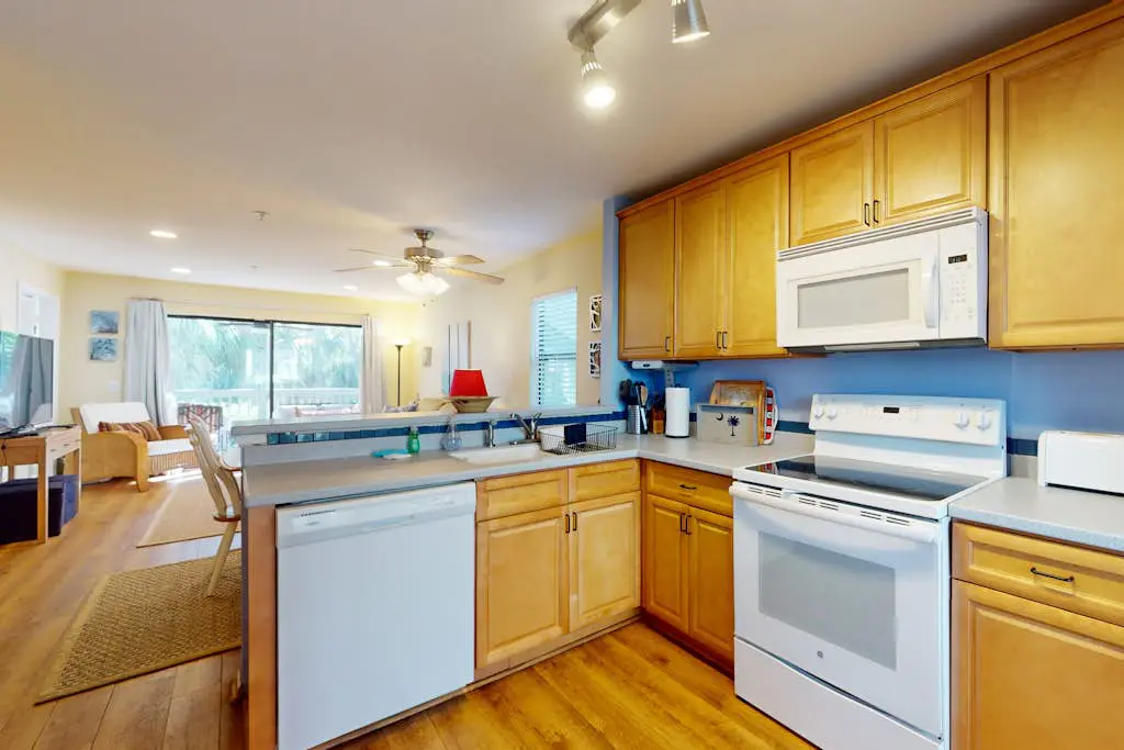 Inviting Condo with pool, tennis court and close to Coligny Plaza and Beach