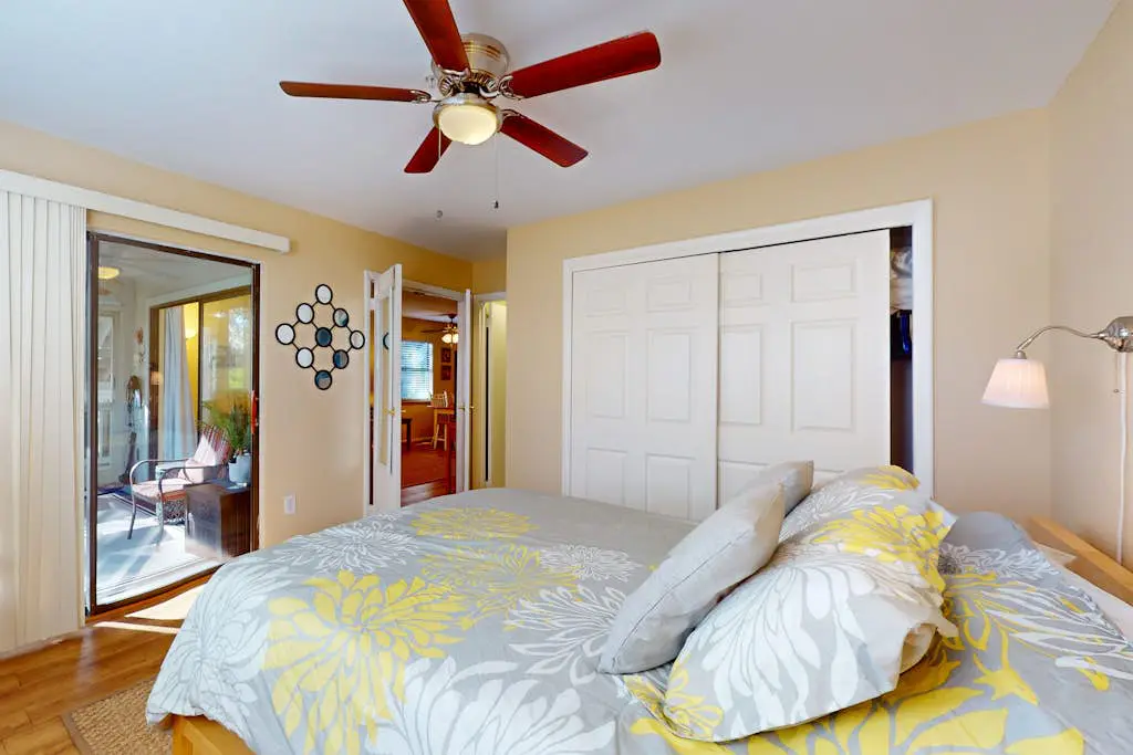 Inviting Condo with pool, tennis court and close to Coligny Plaza and Beach