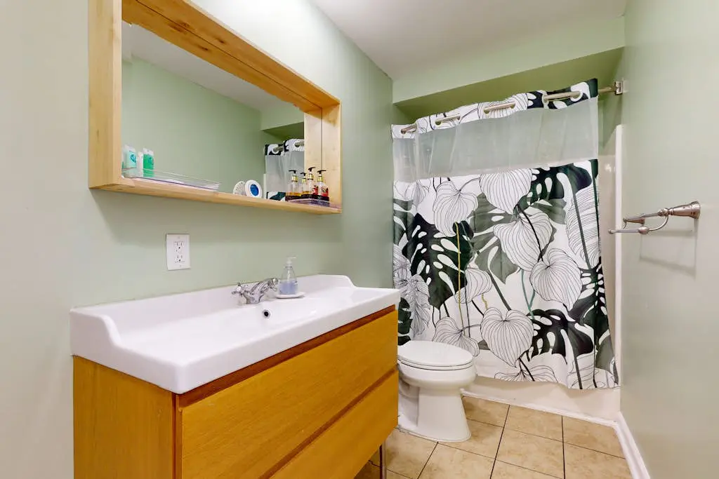 Inviting Condo with pool, tennis court and close to Coligny Plaza and Beach