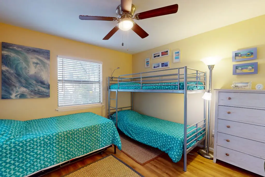 Inviting Condo with pool, tennis court and close to Coligny Plaza and Beach