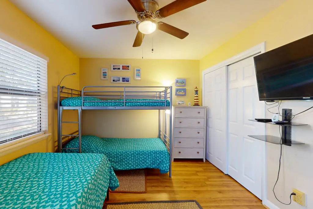 Inviting Condo with pool, tennis court and close to Coligny Plaza and Beach