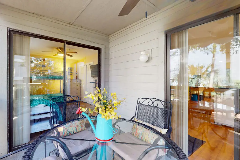 Inviting Condo with pool, tennis court and close to Coligny Plaza and Beach