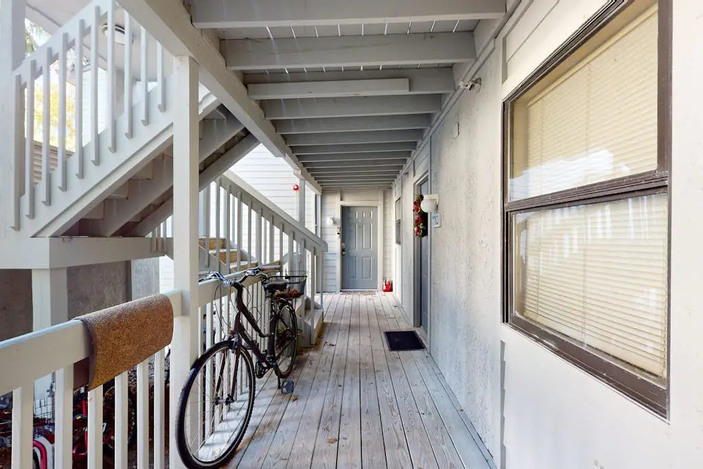 Inviting Condo with pool, tennis court and close to Coligny Plaza and Beach