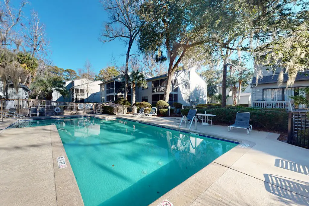 Inviting Condo with pool, tennis court and close to Coligny Plaza and Beach