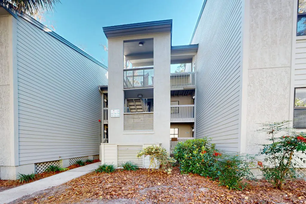 Inviting Condo with pool, tennis court and close to Coligny Plaza and Beach