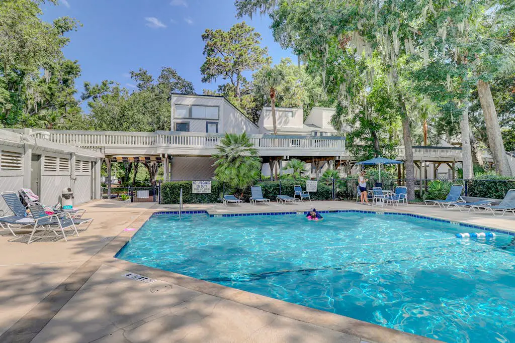 Inviting Condo with pool, tennis court and close to Coligny Plaza and Beach