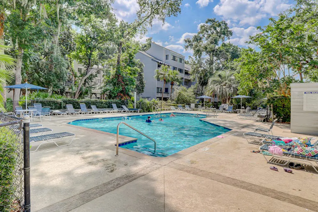 Inviting Condo with pool, tennis court and close to Coligny Plaza and Beach