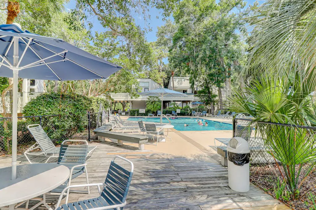 Inviting Condo with pool, tennis court and close to Coligny Plaza and Beach