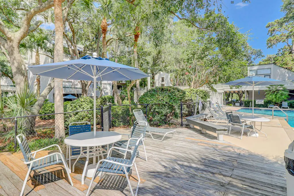 Inviting Condo with pool, tennis court and close to Coligny Plaza and Beach