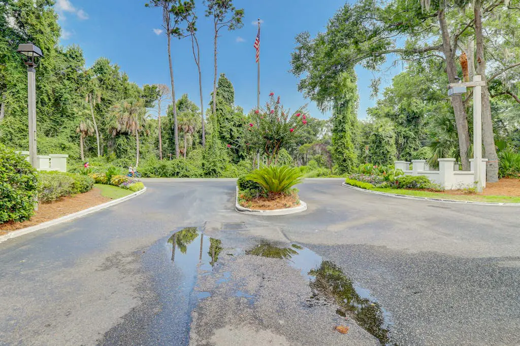 Inviting Condo with pool, tennis court and close to Coligny Plaza and Beach