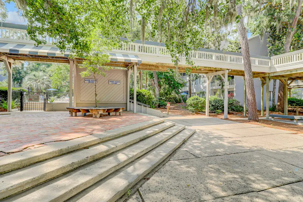 Inviting Condo with pool, tennis court and close to Coligny Plaza and Beach